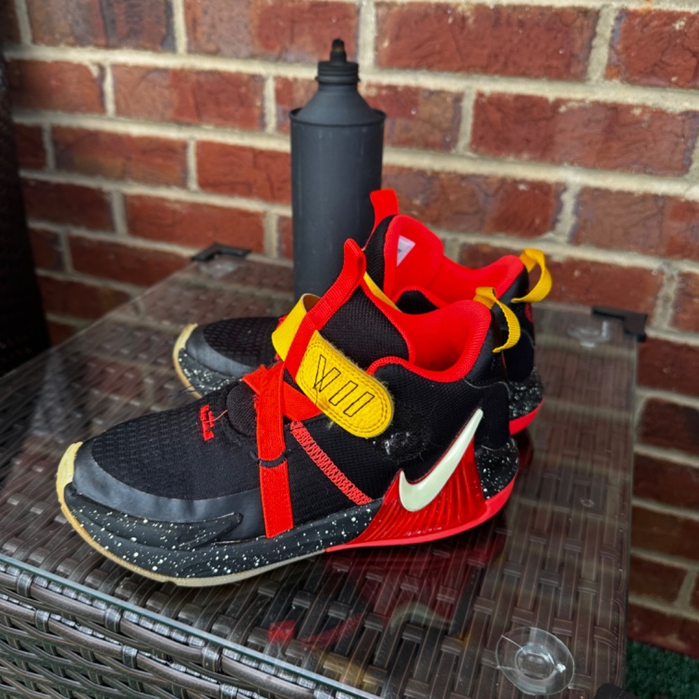 Nikes - Picture 2 of 3